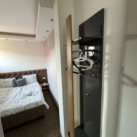 Restoran Tron 호텔 페트로바츠나믈라비